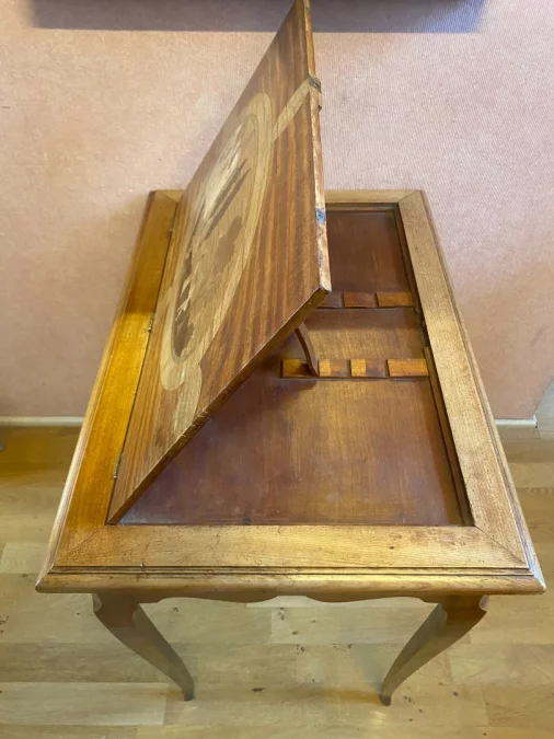Table liseuse, 1 tiroir, décor de marqueterie. Très bon état.