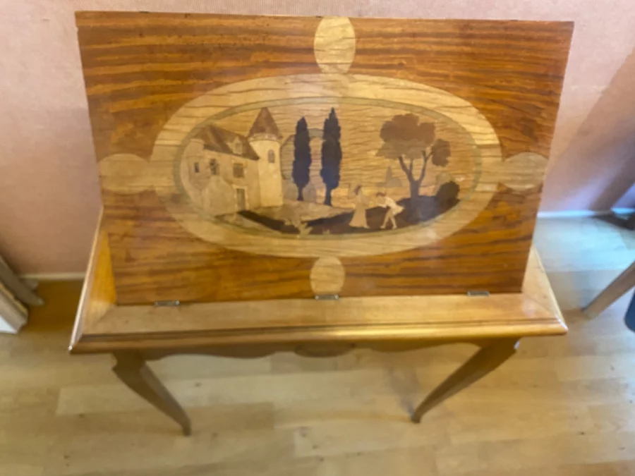 Table liseuse, 1 tiroir, décor de marqueterie. Très bon état.