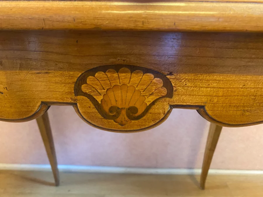 Table liseuse, 1 tiroir, décor de marqueterie. Très bon état.