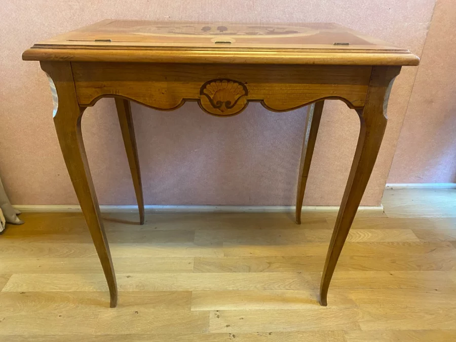 Table liseuse, 1 tiroir, décor de marqueterie. Très bon état.