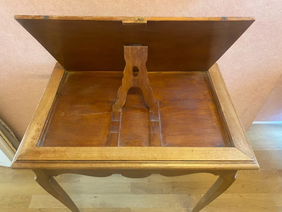 Table liseuse, 1 tiroir, décor de marqueterie. Très bon état.