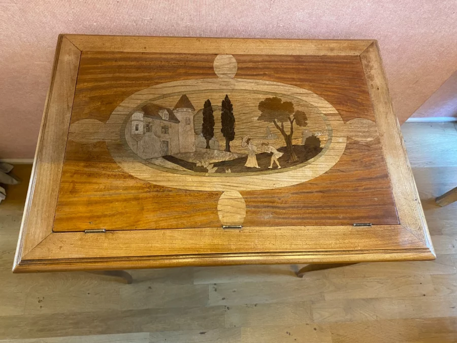 Table liseuse, 1 tiroir, décor de marqueterie. Très bon état.