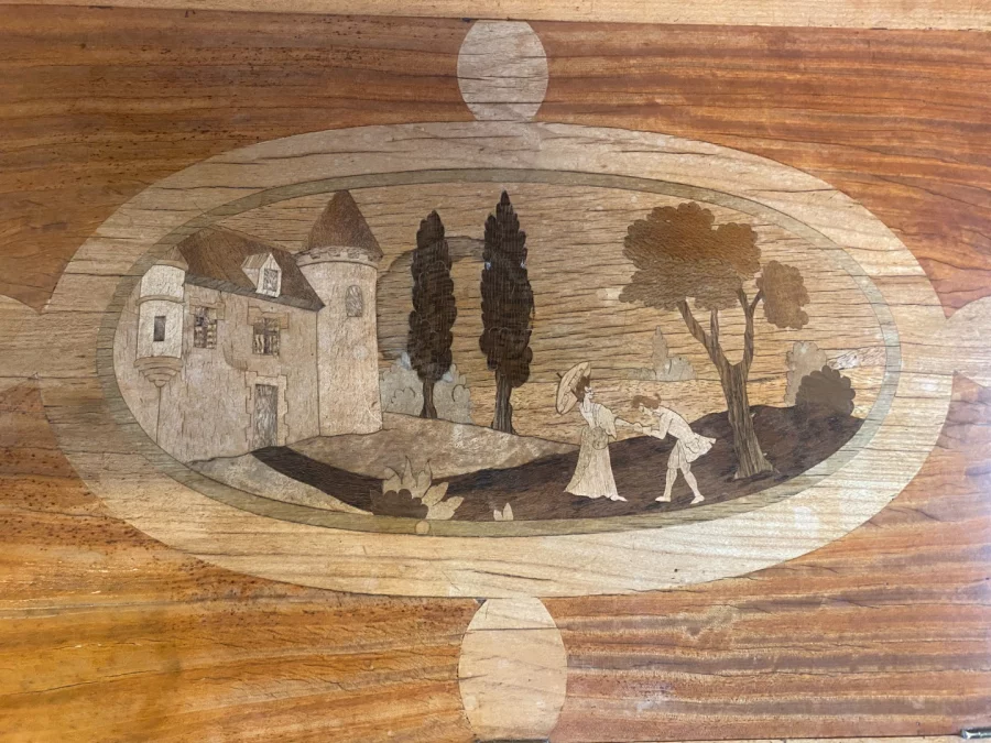 Table liseuse, 1 tiroir, décor de marqueterie. Très bon état.