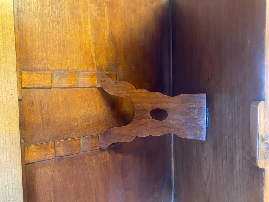 Table liseuse, 1 tiroir, décor de marqueterie. Très bon état.