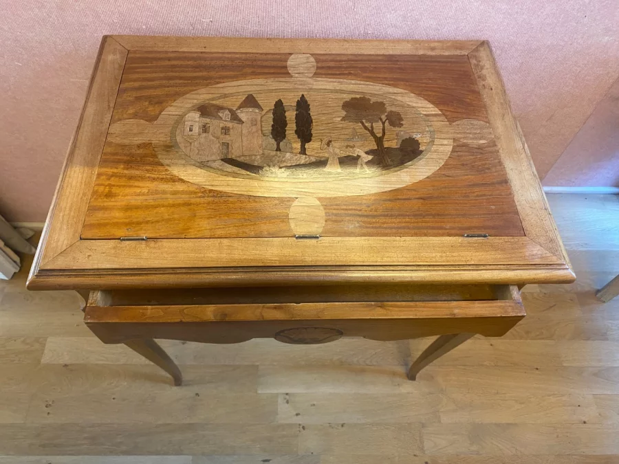 Table liseuse, 1 tiroir, décor de marqueterie. Très bon état.