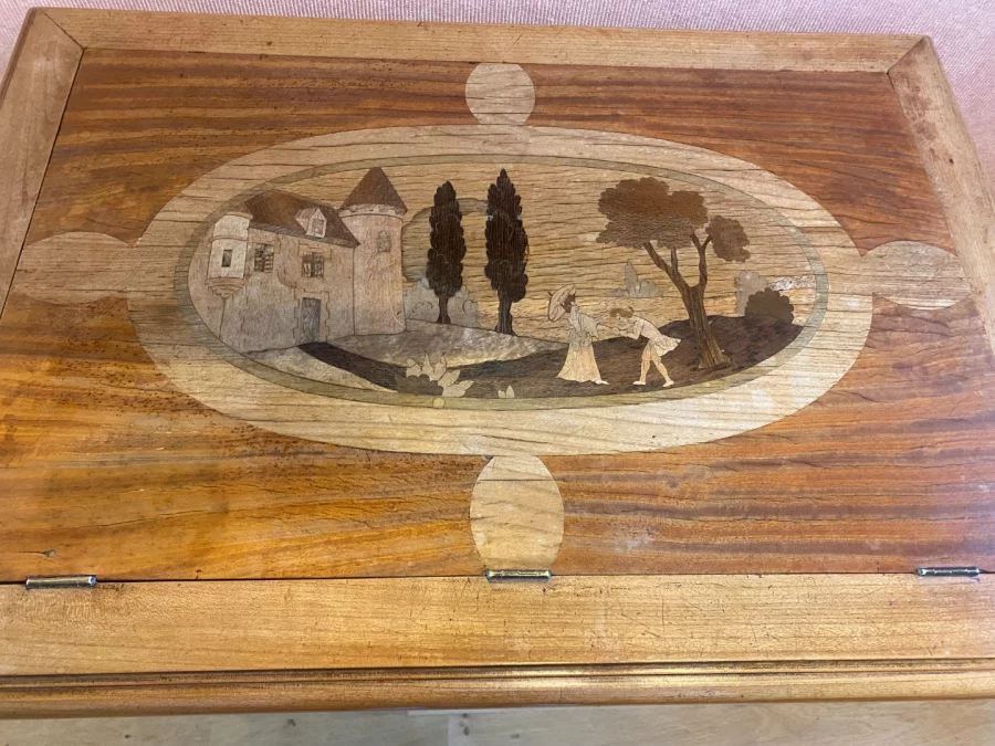 Table liseuse, 1 tiroir, décor de marqueterie. Très bon état.