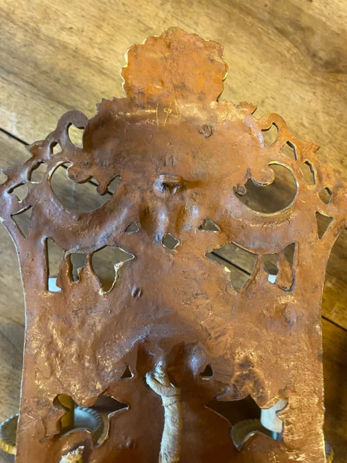 Paire d'appliques en bronze 5 feux aux décors d'amour.