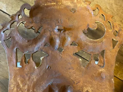 Paire d'appliques en bronze 5 feux aux décors d'amour.