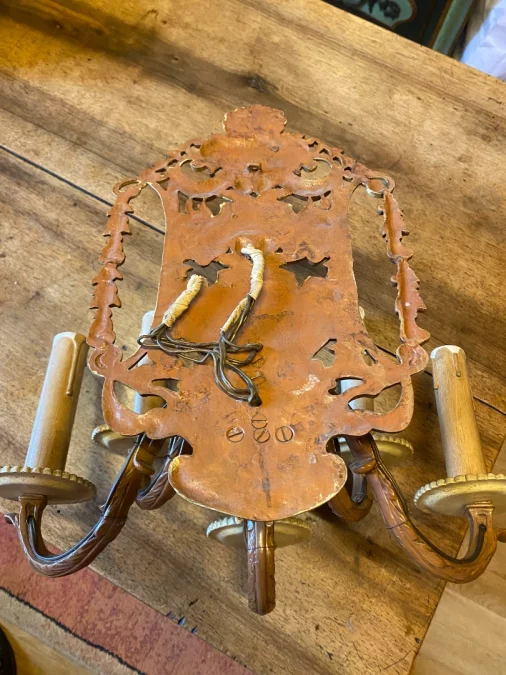 Paire d'appliques en bronze 5 feux aux décors d'amour.