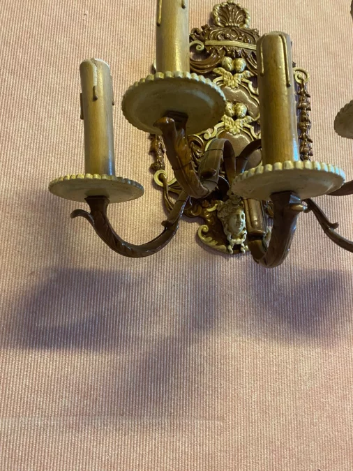 Paire d'appliques en bronze 5 feux aux décors d'amour.