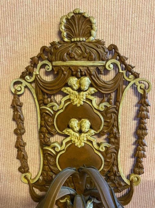 Paire d'appliques en bronze 5 feux aux décors d'amour.