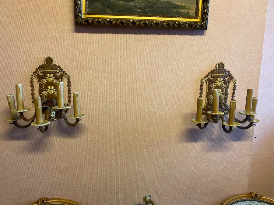 Paire d'appliques en bronze 5 feux aux décors d'amour.