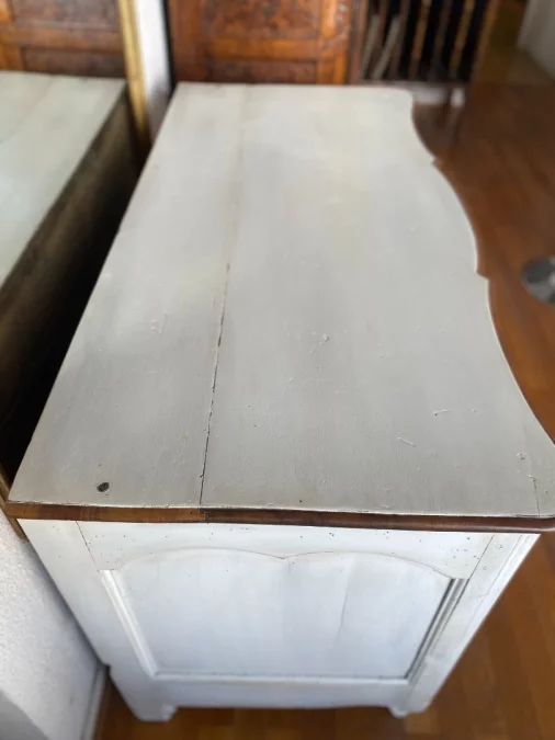 Commode arbalète XIX style Louis XV laquée en blanc