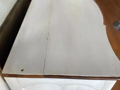 Commode arbalète XIX style Louis XV laquée en blanc