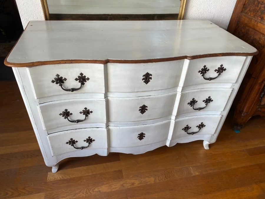 Commode arbalète XIX style Louis XV laquée en blanc