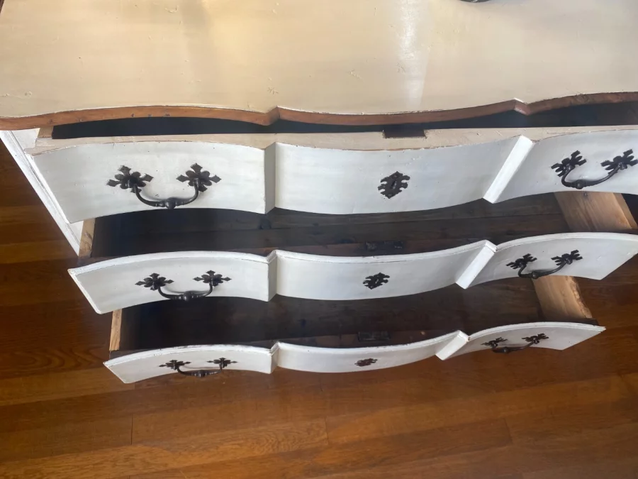 Commode arbalète XIX style Louis XV laquée en blanc