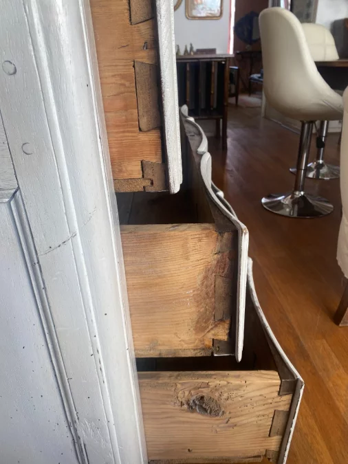 Commode arbalète XIX style Louis XV laquée en blanc