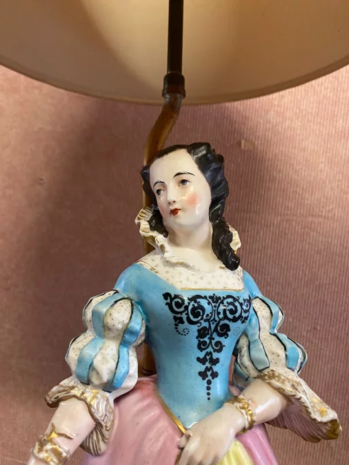 Paire de personnages en costume d'époque formant lampes.