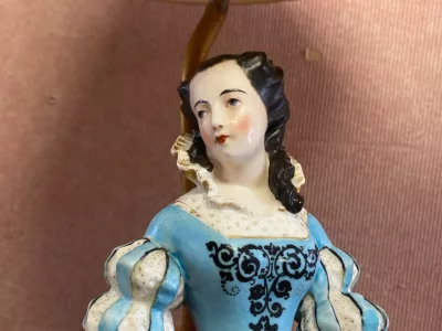 Paire de personnages en costume d'époque formant lampes.