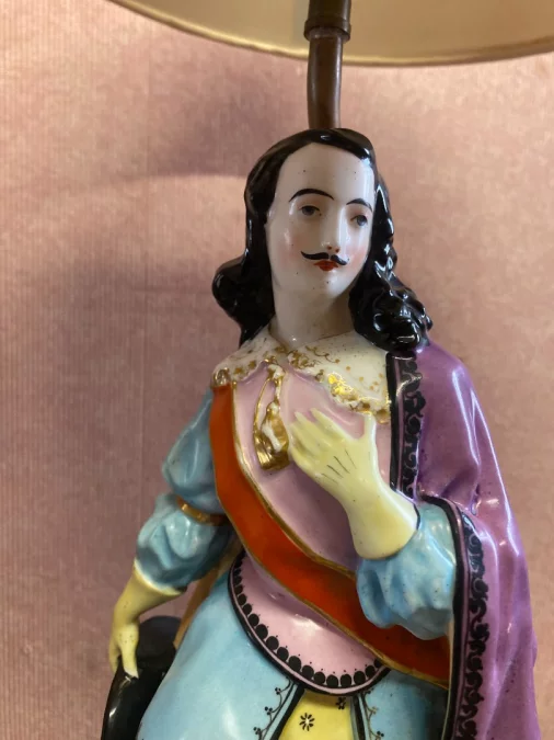 Paire de personnages en costume d'époque formant lampes.