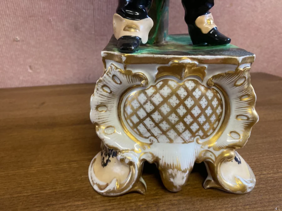 Paire de personnages en costume d'époque formant lampes.