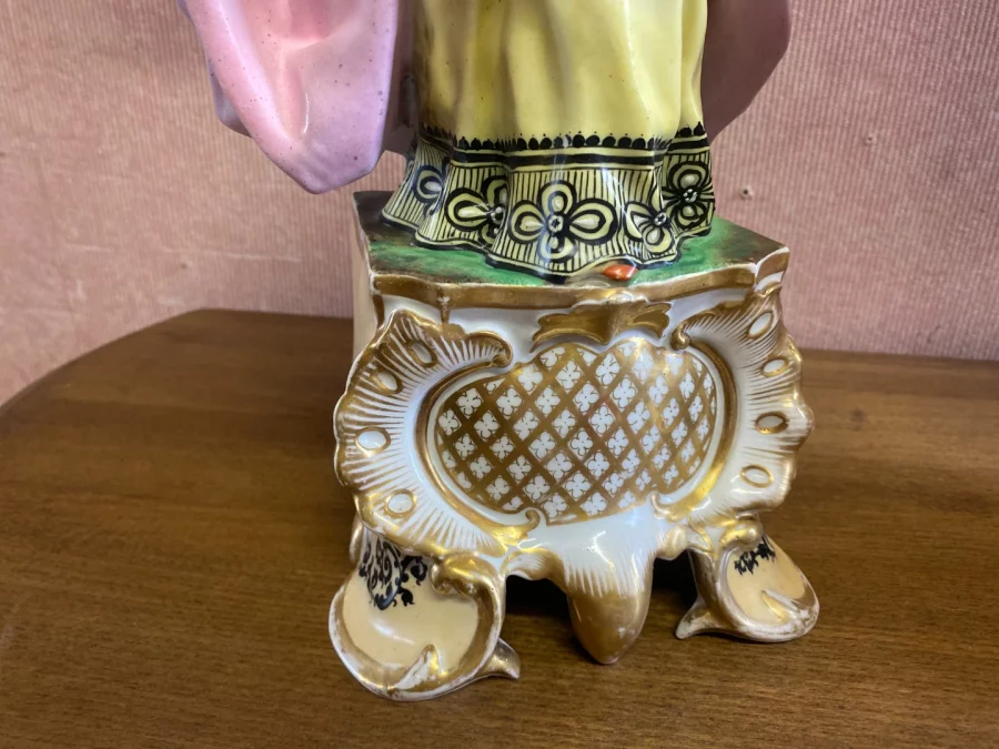 Paire de personnages en costume d'époque formant lampes.