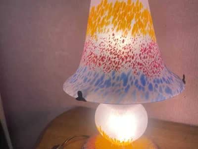 着色ガラスのランプ