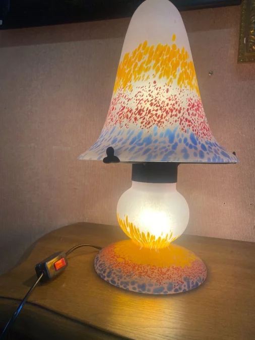 着色ガラスのランプ