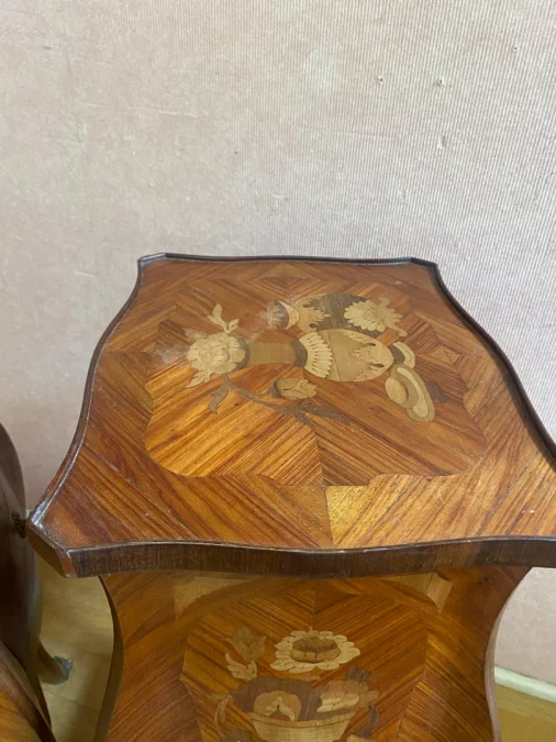 PAAR NACHTKASTJES IN LODEWIJK XV-STIJL