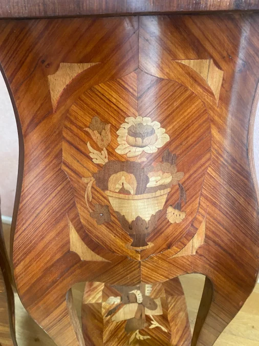 PAAR NACHTKASTJES IN LODEWIJK XV-STIJL