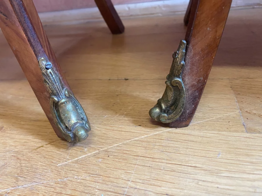 PAAR NACHTKASTJES IN LODEWIJK XV-STIJL