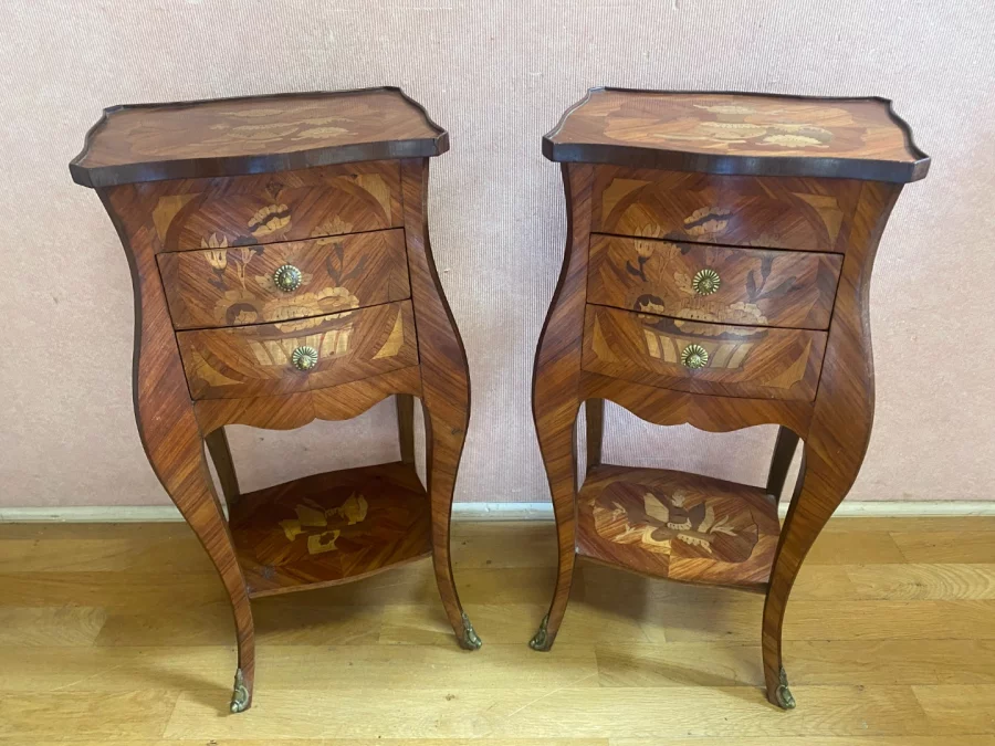 PAAR NACHTKASTJES IN LODEWIJK XV-STIJL