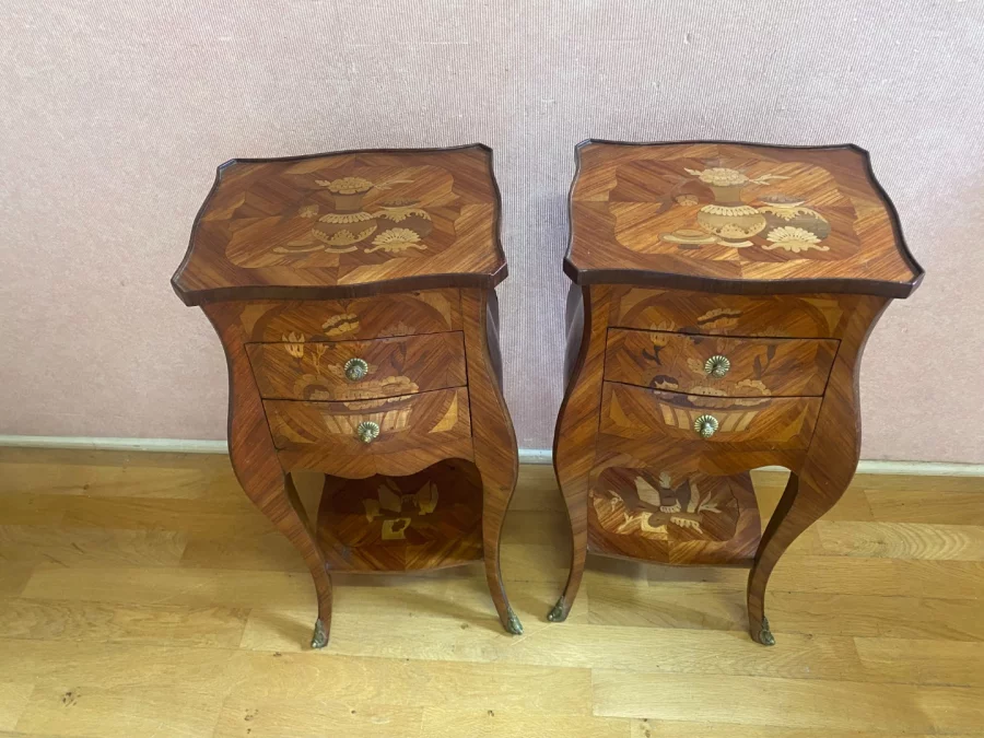 PAAR NACHTKASTJES IN LODEWIJK XV-STIJL