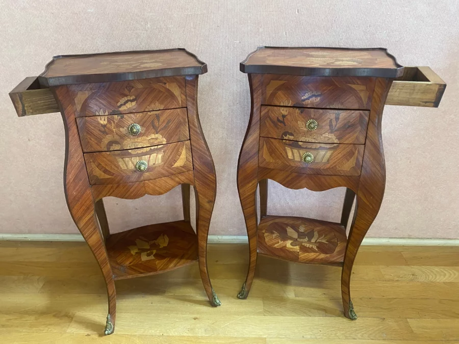 PAAR NACHTKASTJES IN LODEWIJK XV-STIJL