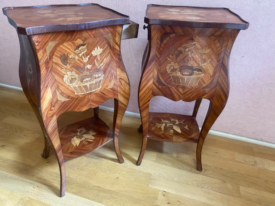 PAAR NACHTKASTJES IN LODEWIJK XV-STIJL