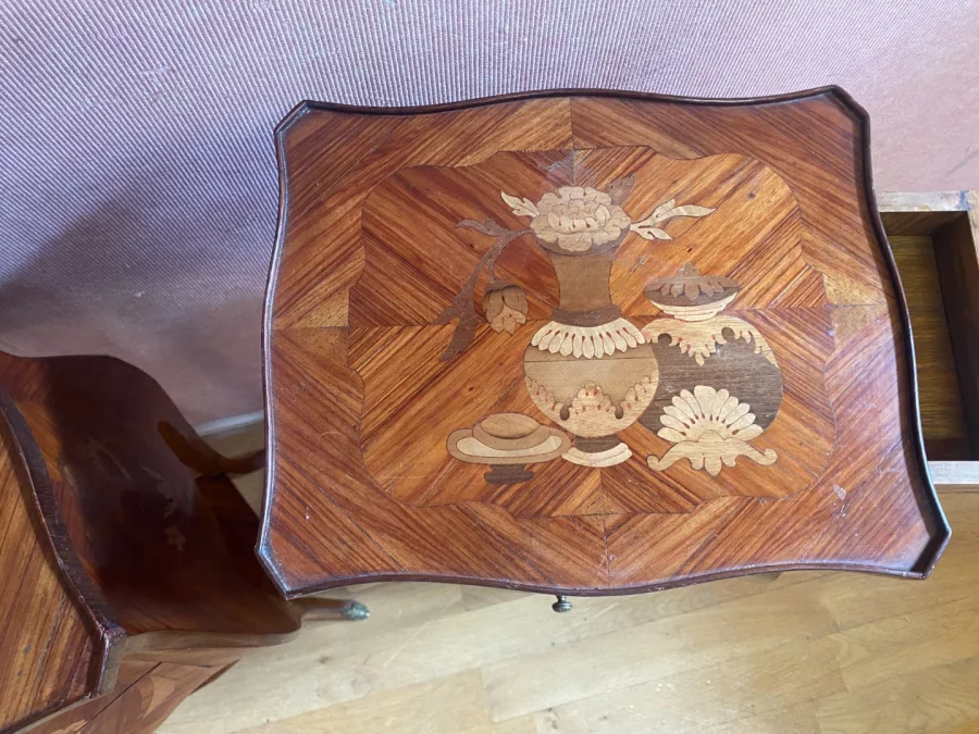 PAAR NACHTKASTJES IN LODEWIJK XV-STIJL