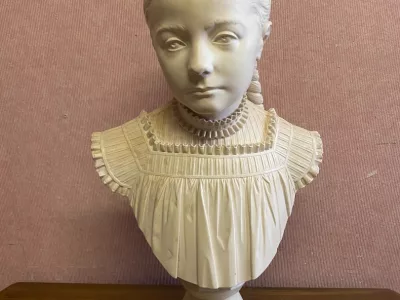 Buste de jeune fille en plâtre.