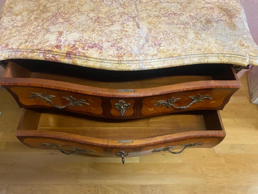 Commode en marqueterie de bois de rose, St.L.XV