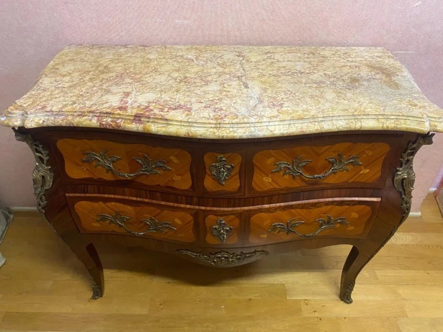 Commode en marqueterie de bois de rose, St.L.XV