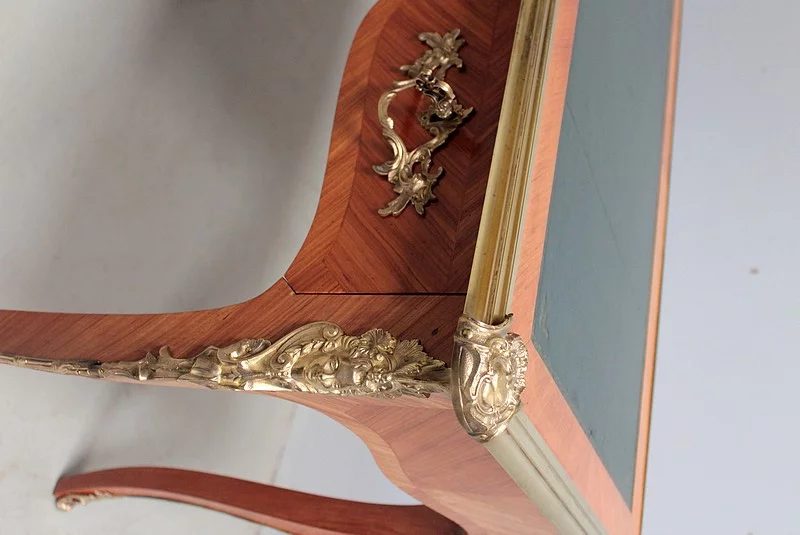 Bureau de style Louis XV en Bois de Rose XXe