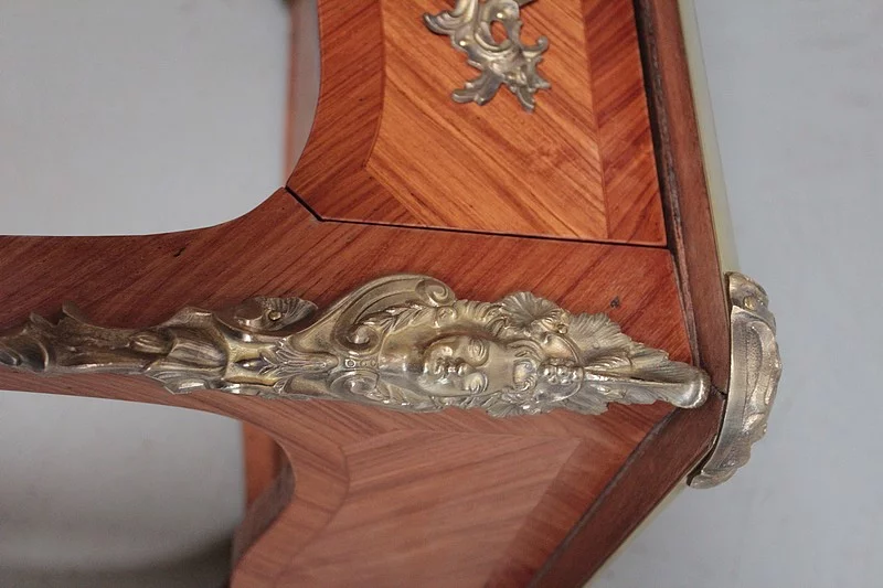 Bureau de style Louis XV en Bois de Rose XXe