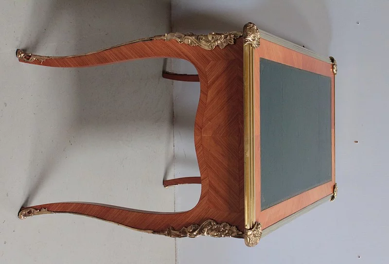 Bureau de style Louis XV en Bois de Rose XXe