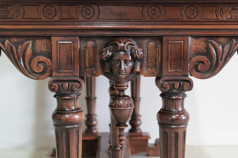 MESA DE ESTILO RENACIMIENTO