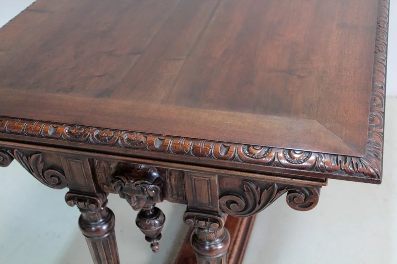 MESA DE ESTILO RENACIMIENTO