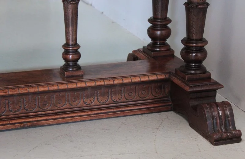 MESA DE ESTILO RENACIMIENTO