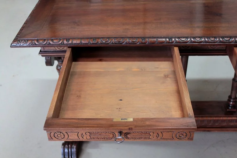 MESA DE ESTILO RENACIMIENTO