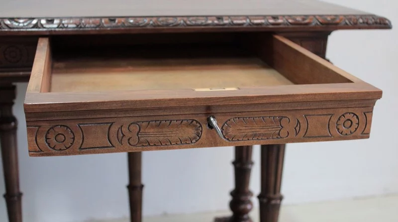 MESA DE ESTILO RENACIMIENTO