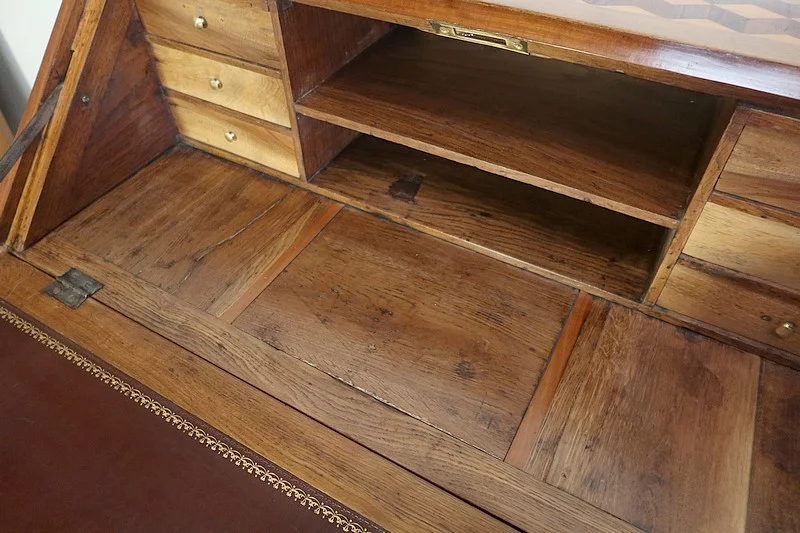 LOUIS XVI PERIOD SLOPE TOP SCHREIBTISCH