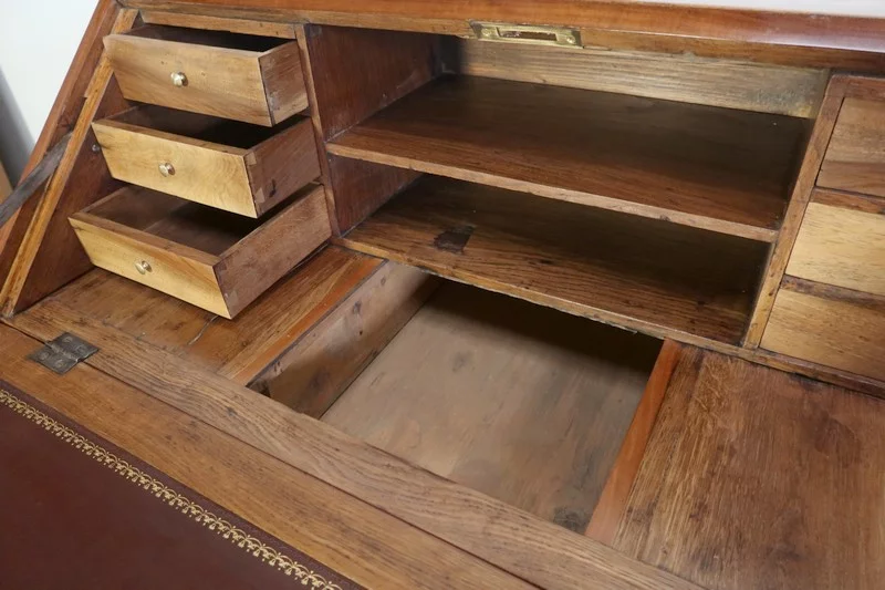 LOUIS XVI PERIOD SLOPE TOP SCHREIBTISCH