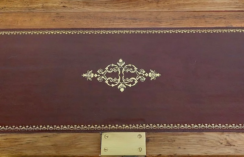 LOUIS XVI PERIOD SLOPE TOP SCHREIBTISCH